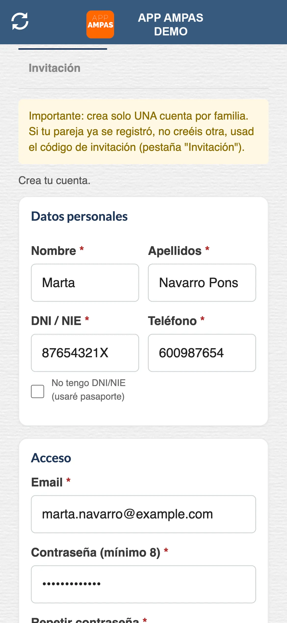 Primer tramo del alta en la App, relleno: el aviso de crear una sola cuenta por familia, los datos personales del tutor con nombre, apellidos, DNI y teléfono, y debajo el bloque de acceso con el correo y la contraseña.