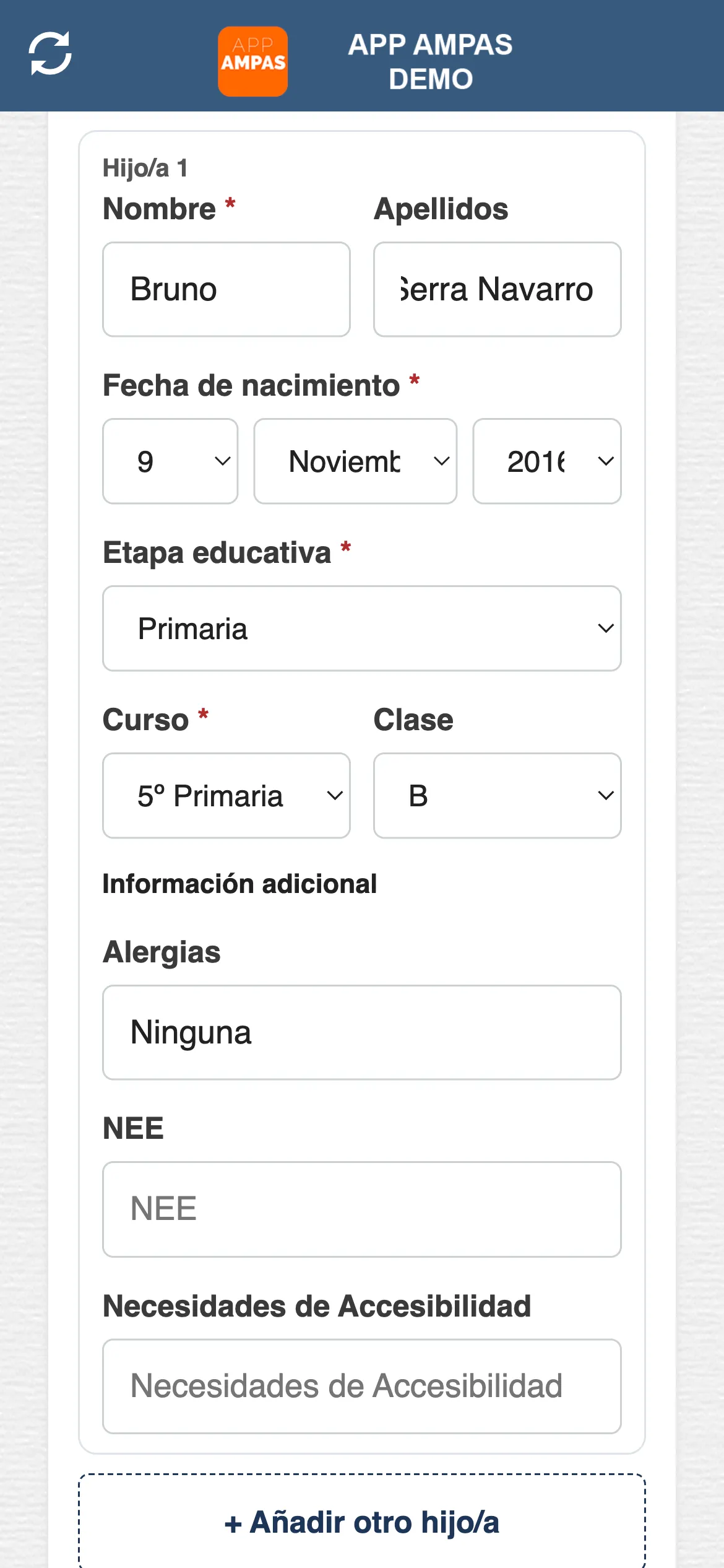Tramo del alta con el hijo: nombre, apellidos, fecha de nacimiento, etapa, curso y clase, los campos de alergias, necesidades educativas y accesibilidad, y debajo el botón de añadir otro hijo o hija.