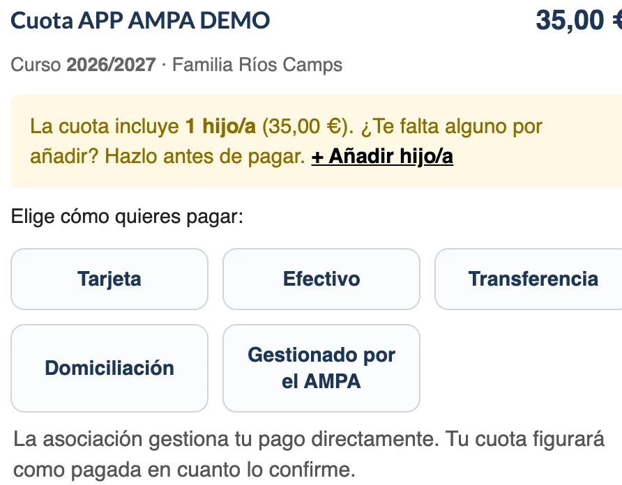 Pantalla de la App donde la familia elige cómo paga la cuota: cinco botones con tarjeta, efectivo, transferencia, domiciliación y gestionado por el AMPA, sobre el aviso de que la cuota incluye un hijo y que si falta alguno se añada antes de pagar.