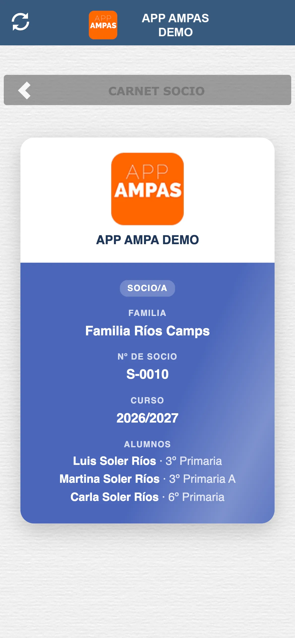 Carné de socio digital dentro de la App, con el logo de la asociación, el nombre de la familia, el número de socio, el curso y los alumnos.