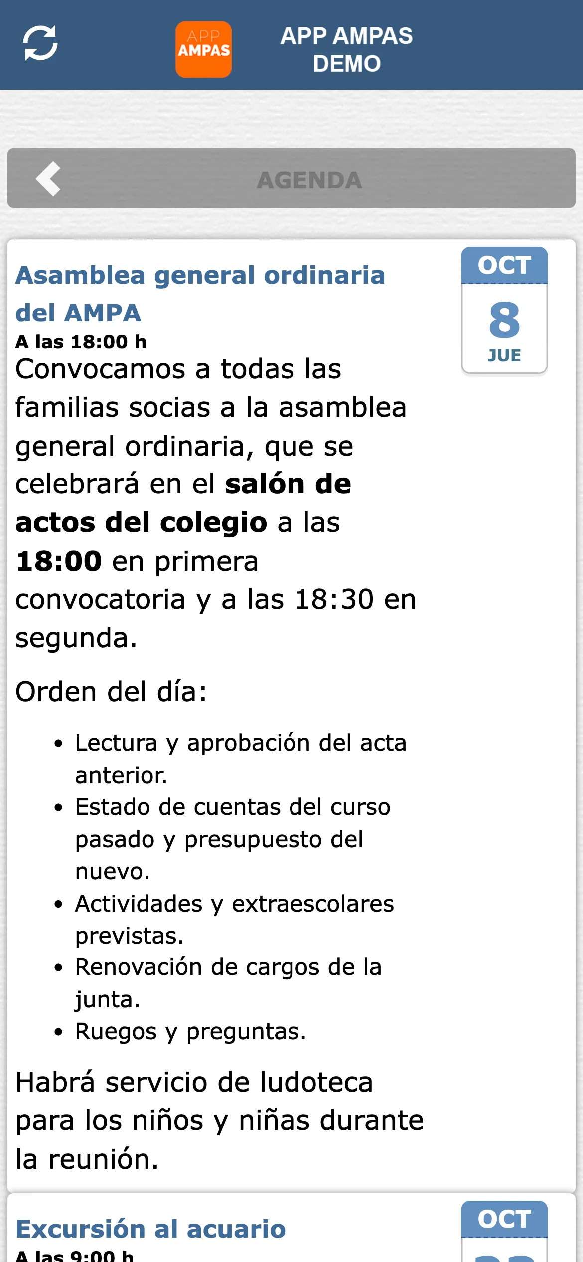 Pantalla de Agenda dentro de la App: cada acto en su tarjeta, con el título, la hora y, a la derecha, una hoja de calendario con el mes, el día del mes en grande y el día de la semana.