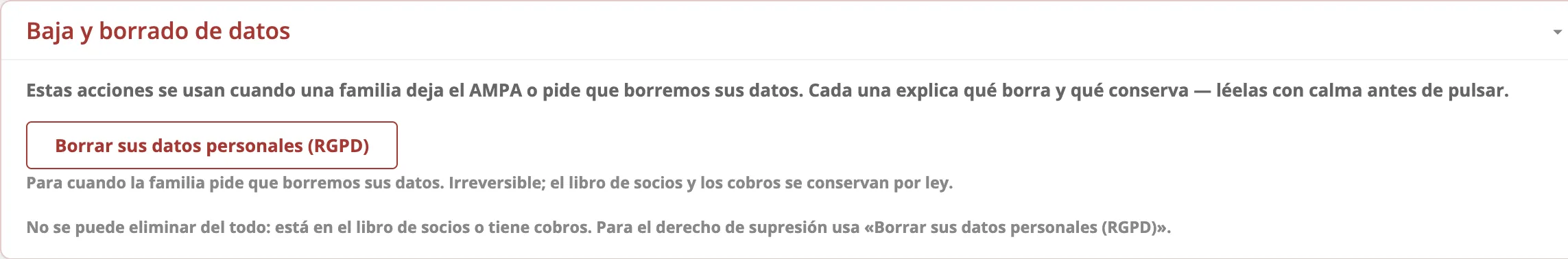 Zona de baja y borrado de datos de la ficha de una familia: el aviso de leer con calma antes de pulsar, el botón de borrar sus datos personales por el RGPD y la explicación de que es irreversible y de que el libro de socios y los cobros se conservan por ley.